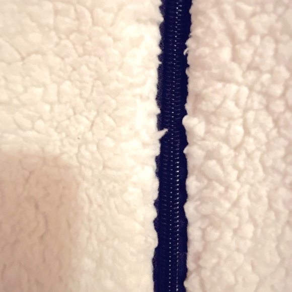 Women’s VENUS fuzzy bomber style jacket. Size medium. - Picture 4 of 5